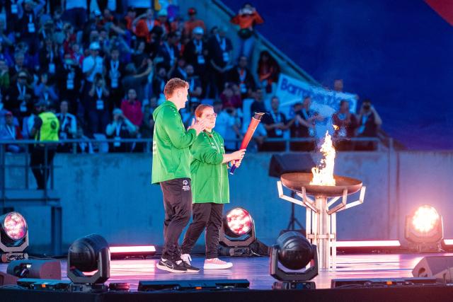 15 June 2026, Saarland, Saarbruecken: Torchbearers carry the Flame of Hope during the opening ceremony of the 2026 Special Olympics National Games Saarland 2026 at Ludwigsparkstadion. The lighting of the Flame of Hope officially marks the start of the sports week for people with intellectual and multiple disabilities, which runs through 20 June 2026. Photo: Laszlo Pinter/dpa