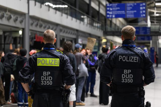 15 June 2026, Saxony, Leipzig: People protest against a suspected deportation flight to Afghanistan at Leipzig/Halle airport. Photo: Hendrik Schmidt/dpa