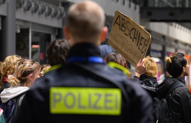 15 June 2026, Saxony, Leipzig: People protest against a suspected deportation flight to Afghanistan at Leipzig/Halle airport. Photo: Hendrik Schmidt/dpa