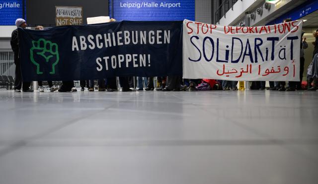 15 June 2026, Saxony, Leipzig: People protest against a suspected deportation flight to Afghanistan at Leipzig/Halle airport. Photo: Hendrik Schmidt/dpa