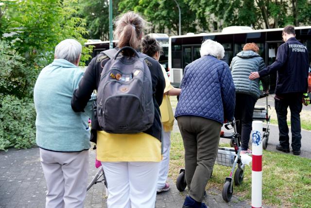 16 June 2026, Brandenburg, Potsdam: Residents of the City-Quartier nursing home must leave the facility due to the planned bomb disposal operation in downtown Potsdam. Parts of downtown Potsdam are being evacuated due to the disposal of a 250-kilogram bomb from World War II. Photo: Sven Kaeuler/dpa