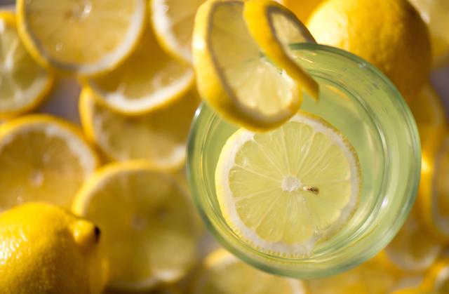 FILED - 29 October 2015, North Rhine-Westphalia, Duesseldorf: A glass of Hot Lemon drink on a table covered with lemon slices. Photo: picture alliance / dpa