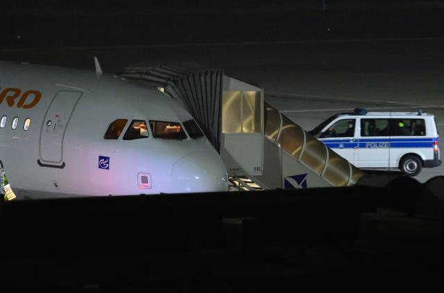 15 June 2026, Saxony, Leipzig: A Federal Police vehicle is on its way to Leipzig/Halle Airport. A deportation flight to Afghanistan is scheduled to depart from there early this morning. Photo: Hendrik Schmidt/dpa