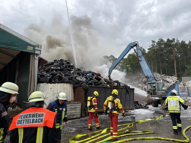 16 June 2026, Bavaria, Dettelbach: Firefighters are responding to a fire at a waste management company in Dettelbach (Kitzingen district). Due to the smoke, authorities have warned residents in nearby towns to keep their windows and doors closed. Photo: Daniel Löb/dpa