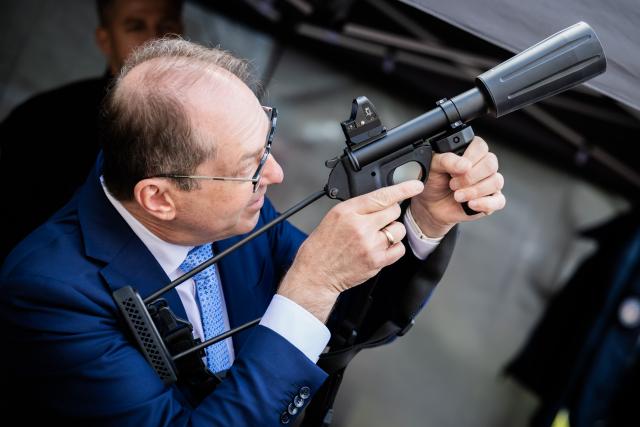 16 June 2026, Berlin: Alexander Dobrindt, German Minister of the Interior, holds the Dropster anti-drone network device in his hands during the inauguration of the Joint Center for Countering Hybrid Threats (GAZ Hybrid). The new defense center will be located on the premises of the Federal Office for the Protection of the Constitution in Berlin-Treptow. Photo: Christoph Soeder/dpa