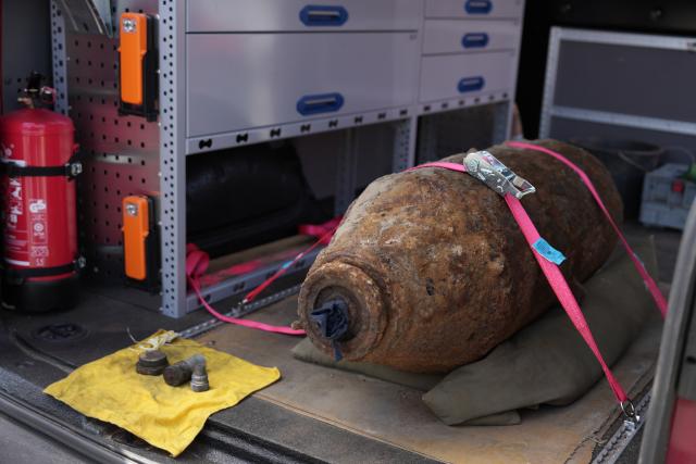 16 June 2026, Brandenburg, Potsdam: The 250-kilogram World War II bomb will be loaded after it has been defused. Large parts of the city center had been evacuated that morning in preparation for the defusing operation. Photo: Sven Kaeuler/dpa