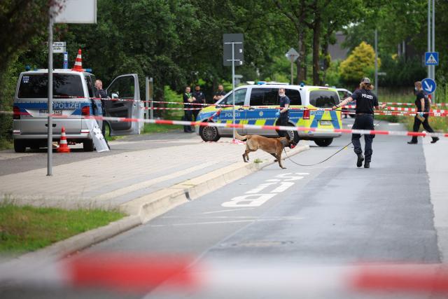 16 June 2026, North Rhine-Westphalia, Erkrath: Police officers are investigating the scene of a shooting. Officers had shot and seriously wounded an armed man. He had run toward the officers on a street with a knife in his hand, a police spokeswoman said. The man was taken to a hospital; his life is not in danger. Photo: Christoph Reichwein/dpa
