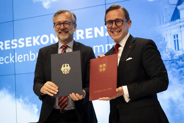 16 June 2026, Mecklenburg-Western Pomerania, Schwerin: Heiko Geue (L), Mecklenburg-Western Pomerania's Minister of Finance and Digitalization, and Philipp Amthor, Parliamentary State Secretary at the Federal Ministry for Digital and Administrative Modernization, present their joint agreement. The federal government and Mecklenburg-Western Pomerania signed an agreement on enhanced cooperation in administrative modernization. Photo: Philip Dulian/dpa