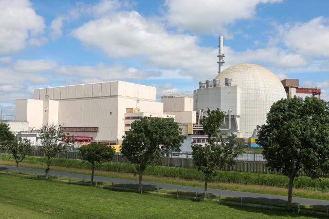 16 June 2026, Schleswig-Holstein, Brokdorf: View of the Brokdorf Nuclear Power Plant on the Elbe River. The final shipment of radioactive waste from the Sellafield reprocessing plant in the United Kingdom has arrived in Germany. According to a spokesperson for the Gesellschaft für Nuklear-Service (GNS), the ship carrying the last seven Castor containers from the reprocessing plant arrived in Brunsbüttel this morning. Photo: Bodo Marks/dpa
