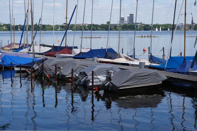 16 June 2026, Hamburg: Rowers are training on the Outer Alster. Photo: Marcus Brandt/dpa