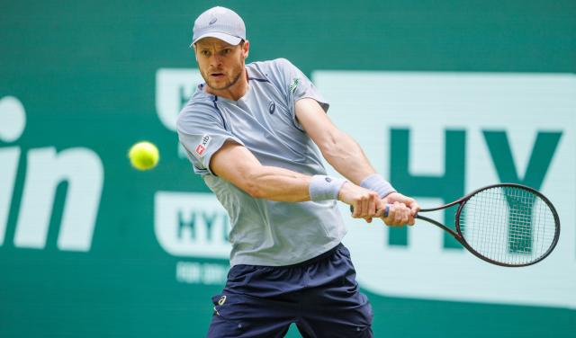 16 June 2026, North Rhine-Westphalia, Halle (Westfalen): German tennis player Yannick Hanfmann in action against Brazil's Joao Fonseca during their men's singles first round match of the Halle Open tennis tournament. Photo: Friso Gentsch/dpa