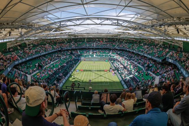 16 June 2026, North Rhine-Westphalia, Halle (Westfalen): German tennis player Yannick Hanfmann in action against Brazil's Joao Fonseca during their men's singles first round match of the Halle Open tennis tournament. Photo: Friso Gentsch/dpa