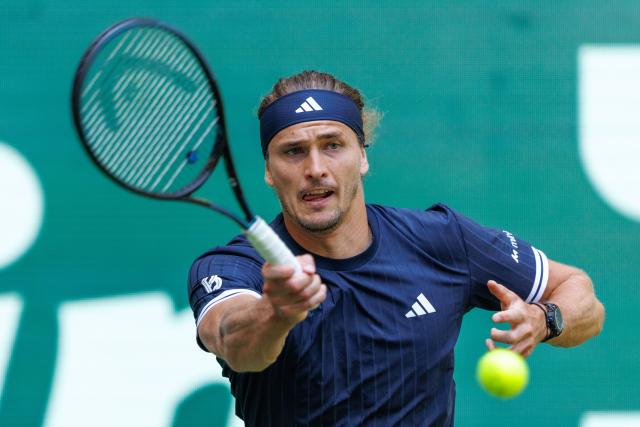 16 June 2026, North Rhine-Westphalia, Halle (Westfalen): German tennis player Alexander Zverev in action against Czech Republic's Vit Kopriva during their men's singles first round match of the Halle Open tennis tournament. Photo: Friso Gentsch/dpa