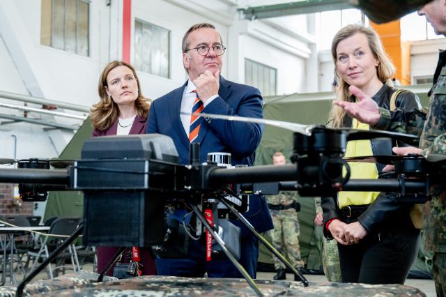 16 June 2026, Lower Saxony, Schortens: German Defense Minister Boris Pistorius (C) is learning about a drone defense system at a facility protection regiment at Upjever Air Base alongside member of the Bundestag Anne Janssen (L), and deputy chair of the Social Democratic Party of Germany (SPD) parliamentary group in the Bundestag Siemtje Moeller. Photo: Hauke-Christian Dittrich/dpa