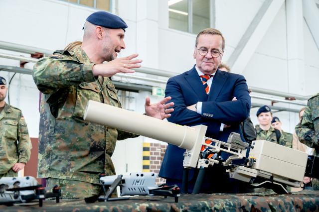 16 June 2026, Lower Saxony, Schortens: A Bundeswehr soldier explains how a jammer works to German Defense Minister Boris Pistorius during a visit to a facility protection regiment at Upjever Air Base to learn about a drone defense system. Photo: Hauke-Christian Dittrich/dpa