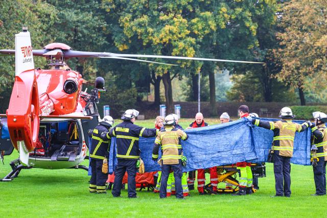 FILED - 07 October 2025, North Rhine-Westphalia, Herdecke: FILE PHOTO - Emergency responders stand next to a rescue helicopter. The newly elected mayor of Herdecke, Iris Stalzer (SPD), was found in her apartment with life-threatening injuries. Photo: Alex Talash/dpa