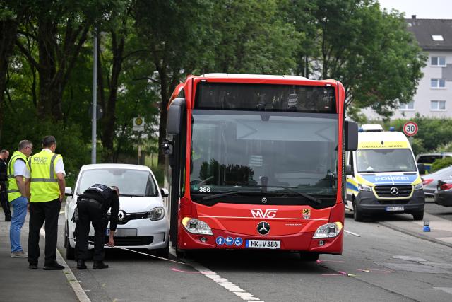 17 June 2026, North Rhine-Westphalia, Luedenscheid: Police officers work at the scene after a school bus hit a nine-year-old child. According to the initial investigation, the child reportedly ran out into the street suddenly and was struck by the bus. Photo: Bernd Thissen/dpa