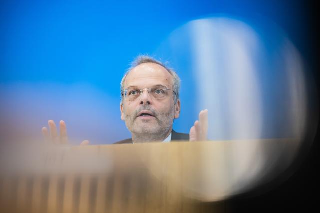 17 June 2026, Berlin: Felix Klein, the German government's commissioner for Jewish life and the fight against antisemitism, speaks at a press conference presenting the annual report of "Antisemitic Incidents in Germany 2025" at the Federal Press Conference Center. Photo: Christoph Soeder/dpa