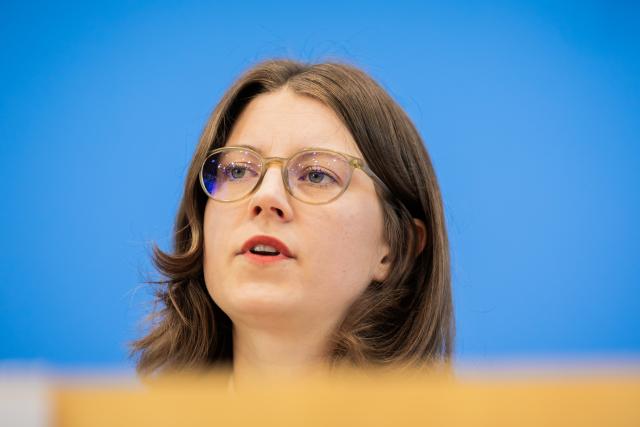 17 June 2026, Berlin: Bianca Loy, a research analyst at RIAS, speaks at a press conference presenting the annual report "Antisemitic Incidents in Germany 2025" at the Federal Press Conference Center. Photo: Christoph Soeder/dpa