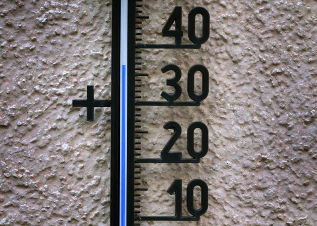 FILED - 09 August 2020, Bavaria, Wuerzburg: 37 degrees Celsius is shown by an outdoor thermometer mounted on a house wall in the shade. Photo: Karl-Josef Hildenbrand/dpa