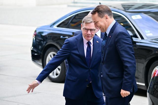 17 June 2026, Berlin: Germany's Foreign Minister Johann Wadephul (L) welcomes Poland's Foreign Minister Radoslaw Sikorski before the German-Polish Forum at the Federal Foreign Office in Berlin. The event marks the 35th anniversary of the German-Polish Treaty on Good Neighbourly Relations and Friendly Cooperation. Photo: Sebastian Christoph Gollnow/dpa