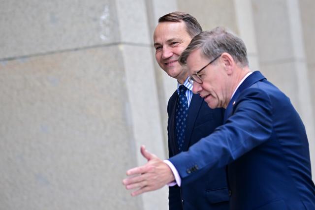 17 June 2026, Berlin: Germany's Foreign Minister Johann Wadephul (R) welcomes Poland's Foreign Minister Radoslaw Sikorski before the German-Polish Forum at the Federal Foreign Office in Berlin. The event marks the 35th anniversary of the German-Polish Treaty on Good Neighbourly Relations and Friendly Cooperation. Photo: Sebastian Christoph Gollnow/dpa