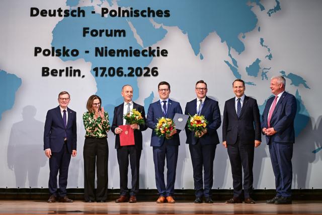 17 June 2026, Berlin: Germany's Foreign Minister Johann Wadephul (L) and Poland's Foreign Minister Radoslaw Sikorski (2nd R) present the German-Polish Prize to the Frankfurt-Slubice Cooperation Center during the German-Polish Forum at the Federal Foreign Office in Berlin. The event marks the 35th anniversary of the German-Polish Treaty on Good Neighbourly Relations and Friendly Cooperation. Photo: Sebastian Christoph Gollnow/dpa