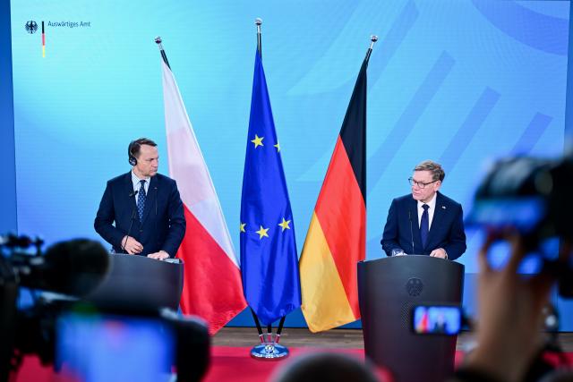 17 June 2026, Berlin: Germany's Foreign Minister Johann Wadephul (R) and his Polish counterpart Radoslaw Sikorski speak at a press conference during the German-Polish Forum at the Federal Foreign Office in Berlin. The event marks the 35th anniversary of the German-Polish Treaty on Good Neighbourly Relations and Friendly Cooperation. Photo: Sebastian Christoph Gollnow/dpa