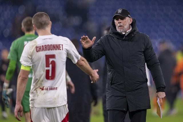 FILED - 22 January 2025, North Rhine-Westphalia, Gelsenkirchen: FILE PHOTO - Brest coach Eric Roy (R) high-fives Brest's Brendan Chardonnet after the UEFA Champions League soccer match between Shakhtar Donetsk and Stade Brest at Veltins Arena. Brest manager Eric Roy has died at the age of 58, the French club have announced. Photo: David Inderlied/dpa