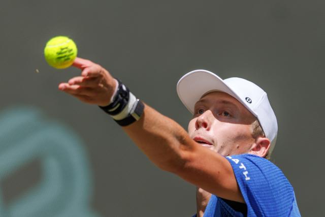 18 June 2026, North Rhine-Westphalia, Halle (Westfalen): US tennis player Ethan Quinn in action against his compatriot Ben Shelton during their men's singles round of 16 match of the Halle Open tennis tournament. Photo: Friso Gentsch/dpa