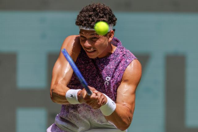 18 June 2026, North Rhine-Westphalia, Halle (Westfalen): US tennis player Ben Shelton in action against his compatriot Ethan Quinn during their men's singles round of 16 match of the Halle Open tennis tournament. Photo: Friso Gentsch/dpa