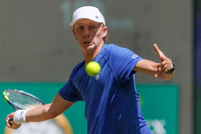 18 June 2026, North Rhine-Westphalia, Halle (Westfalen): US tennis player Ethan Quinn in action against his compatriot Ben Shelton during their men's singles round of 16 match of the Halle Open tennis tournament. Photo: Friso Gentsch/dpa