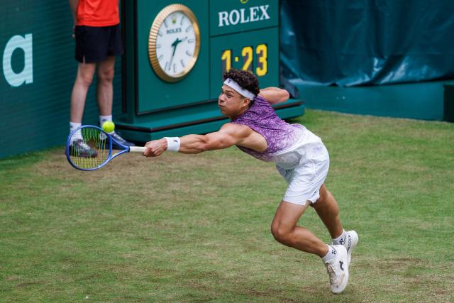 18 June 2026, North Rhine-Westphalia, Halle (Westfalen): US tennis player Ben Shelton in action against his compatriot Ethan Quinn during their men's singles round of 16 match of the Halle Open tennis tournament. Photo: Friso Gentsch/dpa