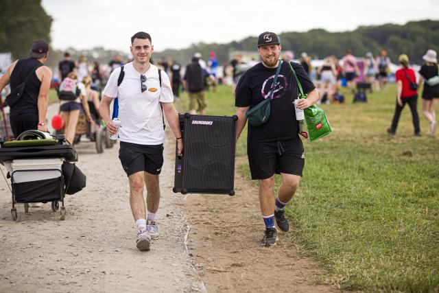 18 June 2026, Lower Saxony, Scheessel: Festivalgoers Tobi (L) and Nicolai arrive at the Hurricane Festival campground with their jukebox. The Hurricane open-air festival takes place from June 19 to 21. Photo: Moritz Frankenberg/dpa