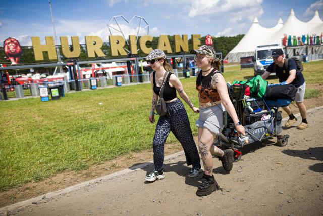 18 June 2026, Lower Saxony, Scheessel: Festivalgoers arrive at the Hurricane Festival campground with their luggage. The Hurricane open-air festival takes place from June 19 to 21. Photo: Moritz Frankenberg/dpa