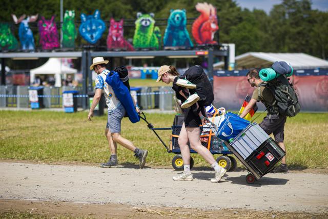 18 June 2026, Lower Saxony, Scheessel: Festivalgoers arrive at the Hurricane Festival campground with their luggage. The Hurricane open-air festival takes place from June 19 to 21. Photo: Moritz Frankenberg/dpa