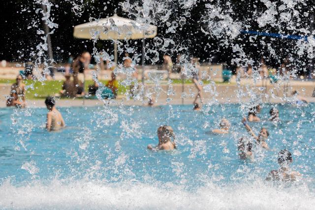 18 June 2026, North Rhine-Westphalia, Cologne: People cool off at the Stadionbad during a sunny day. Photo: Rolf Vennenbernd/dpa
