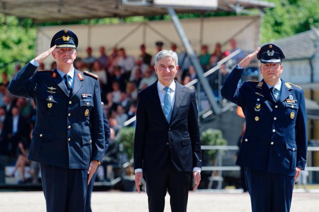 18 June 2026, Baden-Wuerttemberg, Karlsruhe: (L-R) Inspector General of the Air Force Lieutenant General Holger Neumann, President of the Federal Constitutional Court Stephan Harbarth and Commander of the Air Force Training Battalion in Germersheim Lieutenant Colonel Frank Wirths attend the ceremonial oath-taking of more than 350 recruits on Schlossplatz. Photo: Uwe Anspach/dpa