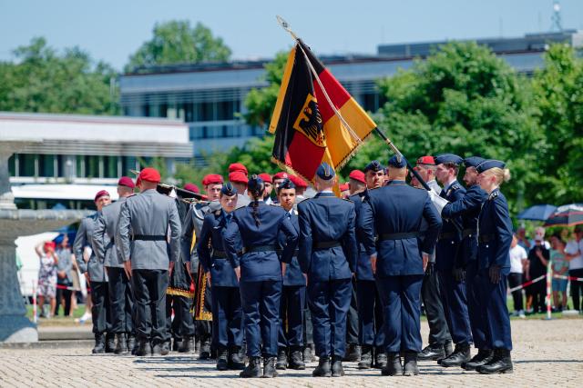 18 June 2026, Baden-Wuerttemberg, Karlsruhe: Soldiers take their oath during the ceremonial swearing-in of more than 350 recruits on Schlossplatz. Photo: Uwe Anspach/dpa