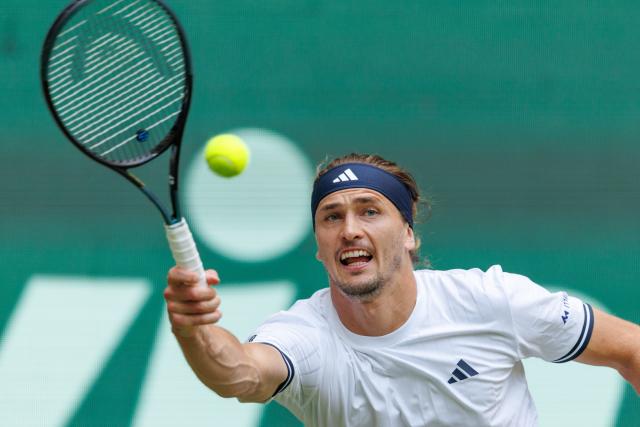 18 June 2026, North Rhine-Westphalia, Halle (Westfalen): German tennis player Alexander Zverev in action against his compatriot Yannick Hanfmann during their men's singles round of 16 match of the Halle Open tennis tournament. Photo: Friso Gentsch/dpa