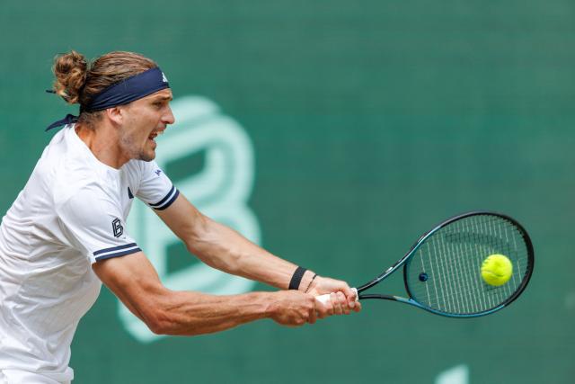 18 June 2026, North Rhine-Westphalia, Halle (Westfalen): German tennis player Alexander Zverev in action against his compatriot Yannick Hanfmann during their men's singles round of 16 match of the Halle Open tennis tournament. Photo: Friso Gentsch/dpa