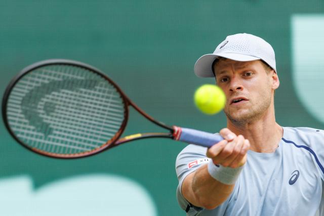 18 June 2026, North Rhine-Westphalia, Halle (Westfalen): German tennis player Yannick Hanfmann in action against his compatriot Alexander Zverev during their men's singles round of 16 match of the Halle Open tennis tournament. Photo: Friso Gentsch/dpa