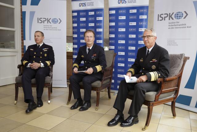 18 June 2026, Schleswig-Holstein, Kiel: (L-R) Swedish Fleet Admiral Jonas Hard af Segerstad, German Navy Vice Admiral Axel Deertz and US Vice Admiral Jeffrey T. Anderson attend a press conference at the Hotel Kieler Kaufmann during the "Kiel Seapower Symposium" organized by the Institute for Security Policy at the University of Kiel. Photo: Frank Molter/dpa