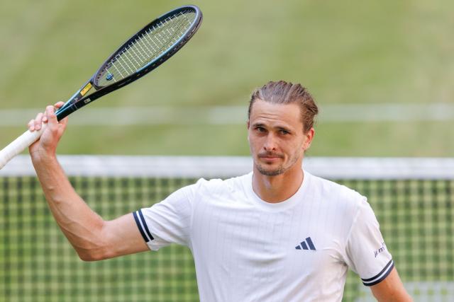 18 June 2026, North Rhine-Westphalia, Halle (Westfalen): German tennis player Alexander Zverev celebrates defeating his compatriot Yannick Hanfmann during their men's singles round of 16 match of the Halle Open tennis tournament. Photo: Friso Gentsch/dpa