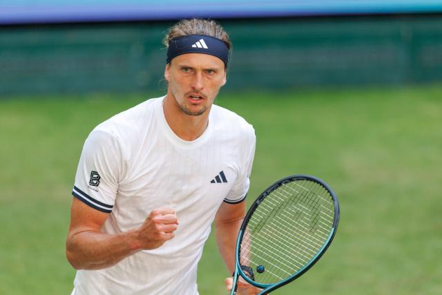 18 June 2026, North Rhine-Westphalia, Halle (Westfalen): German tennis player Alexander Zverev celebrates defeating his compatriot Yannick Hanfmann during their men's singles round of 16 match of the Halle Open tennis tournament. Photo: Friso Gentsch/dpa
