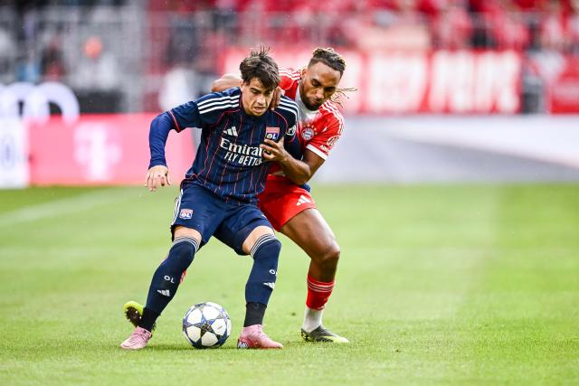 FILED - 02 August 2025, Bavaria, Munich: FILE PHOTO - Lyon's Afonso Moreira (L) and Bayern's Sascha Boey battle for the ball during the friendly soccer match between FC Bayern Munich and Olympique Lyon at Allianz Arena. Photo: Harry Langer/dpa - WICHTIGER HINWEIS: Gemäß den Vorgaben der DFL Deutsche Fußball Liga bzw. des DFB Deutscher Fußball-Bund ist es untersagt, in dem Stadion und/oder vom Spiel angefertigte Fotoaufnahmen in Form von Sequenzbildern und/oder videoähnlichen Fotostrecken zu verwerten bzw. verwerten zu lassen.