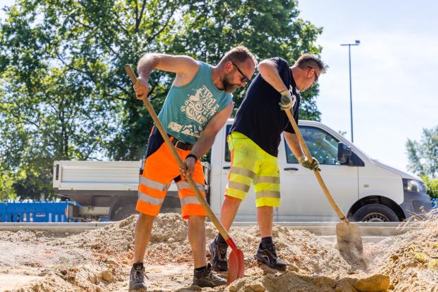 19 June 2026, Brandenburg, Cottbus: Workers from a civil engineering firm are working on a construction site. Temperatures have already surpassed the 30-degree mark this morning. Photo: Frank Hammerschmidt/dpa