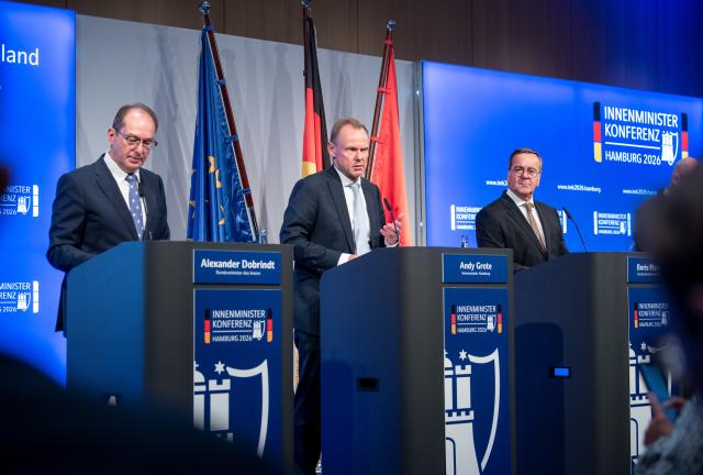 19 June 2026, Hamburg: Alexander Dobrindt (L-R), German Minister of the Interior; Andy Grote, Hamburg's Senator for the Interior; and Boris Pistorius, German Minister of Defense, stand together on the podium during a press conference following the 2026 Conference of Interior Ministers (IMK). Photo: Daniel Bockwoldt/dpa