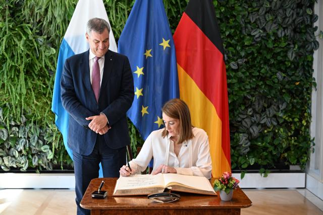 19 June 2026, Bavaria, Munich: President of the European Parliament Roberta Metsola signs the Golden Book of the City of Munich alongside Minister President of Bavaria Markus Soeder. Photo: Sven Hoppe/dpa