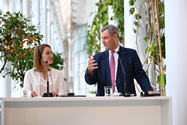 19 June 2026, Bavaria, Munich: President of the European Parliament Roberta Metsola (L) and Minister President of Bavaria Markus Soeder speak during a press conference at the Bavarian State Chancellery.. Photo: Sven Hoppe/dpa